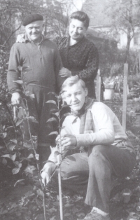 Pamětník s rodiči na zahrádce na Máchovce v Novém Jičíně