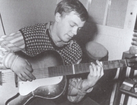 První kytara bratra pamětníka, písničkáře Karla Kryla