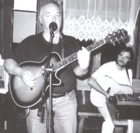 Jan Kryl s Josefem Nosem při vystoupení na Bystřičce (90. léta)