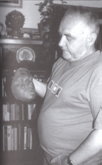 Jan Kryl s posmrtnou maskou Karla Kryla