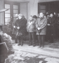 Sourozenci na matčině pohřbu v roce 1989