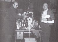 S kolegou u stroje na prýmky