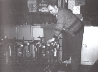 Pamětník při generálkách plsťařských strojů ve Strojtextu