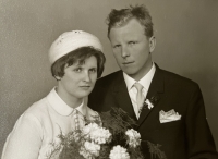 Novomanželé Anna a Bedřich Markovi, 1968