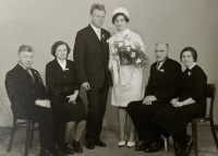 Novomanželé Anna a Bedřich Markovi s oběma rodiči, 1968