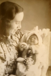 První foto pamětnice po narození s maminkou v roce 1948