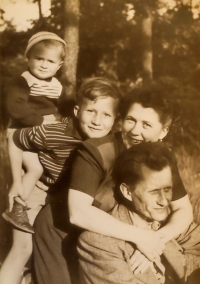 Rodina Palachova ve Všetatech – rodiče Josef a Libuše, synové Jiří a Jan (první zleva)