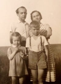 Rodina pamětnice ve Všetatech