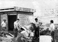 Stavba autobusové zastávky ve Služovicích, 1984