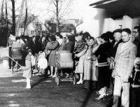 Slavnostní odhalení pamětní desky 40. výročí osvobození Služovic, 15. dubna 1985