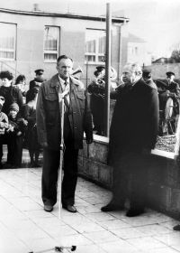 Slavnostní odhalení pamětní desky 40. výročí osvobození Služovic, 15. dubna 1985