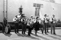 Fotografie v archivu obce Služovice opatřená popisem: Atmosféra voleb, květen 1986