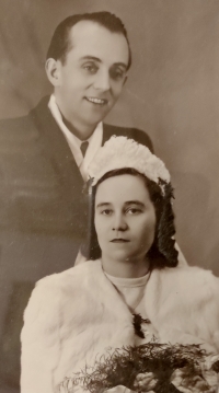 Svatební foto rodičů pamětnice