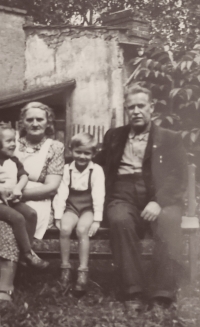 U prarodičů v Bystřici pod Hostýnem, pamětnice vlevo na klíně babičky