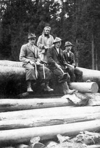 Otec Bedřišky Vašutové v práci, druhý zprava