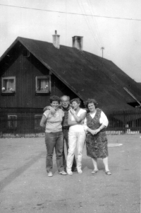 Bedřiška Vašutová druhá zprava přec chalupou na Bumbálce, 1990