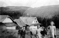 Bedřiška Vašutová vlevo s děvčaty z Prahy, která přijížděla na letní byt, vzadu chalupa, ve které vyrůstala, Hlavatá, 1940