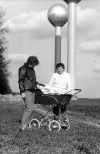 Bedřiška Vašutová s vnukem Tomášem a snachou Vladimírou, Služovice 1987