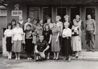 Školní sbor ve Štítech, 1972, pamětnice druhá zprava