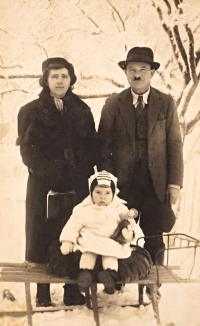S otcem a matkou na Dobrši, cca 1940