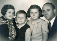 Jana Červenková s mladším bratrem a rodiči (r. 1949)