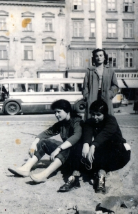 Jana Červenková (sedící vpravo) v době studií na vysoké škole