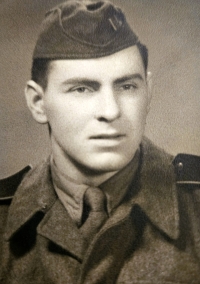 Václav Bumbálek v uniformě vojína Československé lidové armády, 1952