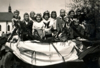 Slavnosti Orla na Pankráci (Jana Červenková čtvrtá zleva), r. 1948