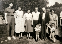 Rodinná fotografie z Dalešic. Zleva: Václav Bumbálek, jeho žena Marie, sestra Marie s manželem, uprostřed jejich otec Josef, snacha Viola, malý chlapec vedle dědečka vlevo je Lubomír Bumbálek a vpravo Milan Holub, cca 1957