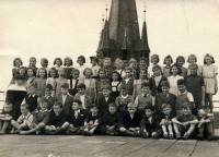 Jana Červenková (stojící nad řádovou sestrou Damascénou Sommerovou) ve 4. třídě církevní školy sv. Anny (Karlovo náměstí v Praze)