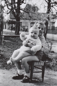 Karel Pašek se sestrou Věrou (1956)
