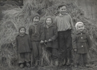 Děti sousedů ze statku, kde rodina bydlela. Jiří Svoboda je druhý zprava, rok 1961  