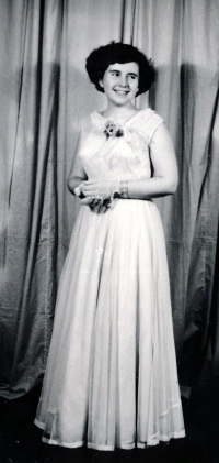 Jana Červenková na svém maturitním plesu (r. 1956)