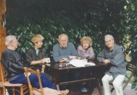 Jana Červenková (druhá zleva) na chalupě u dramatika Františka Pavlíčka (uprostřed)