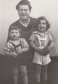 S tatínkem, pamětník vlevo, vpravo sestra Jana, 1951