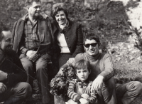 Rodinný výlet s rodiči, Otto Herman vpravo s brýlemi, 1973