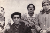 Kazymyr a Karolina, rodiče Vasyla Horňaka, se svými sestrami