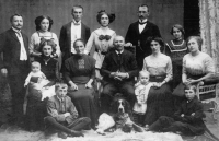 Rodina otce Růženy Černíkové, její otec Ladislav Chramosta v mladém věku sedí vlevo dole na zemi