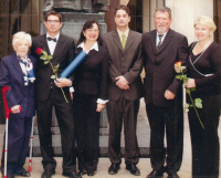 Promoce syna Jiřího Hermana, Otto Herman druhý zprava, první zprava jeho druhá žena, 2004