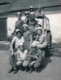 Na brigádě, 1965 (Václav Peřich v druhé řadě shora)