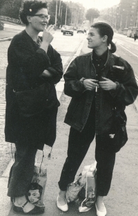 Zprava Eliška Rothová a Lucie Váchová, cca 1987
