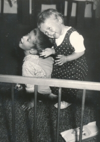 Sourozenci Eliška a Jan Meissnerovi, cca 1966