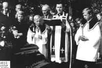 Antonín Trávníček vpravo jako ministrant na pohřbu Antonína Teplého, Křižánky, 1953
