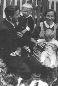 Antonín Trávníček v náručí tatínka, vedle maminka, Milovy, 1943