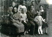 Antonín Trávníček vlevo nahoře s rodiči a sourozenci, Křižánky, 1956