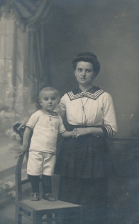 Otec Vladimír Proisl se svou matkou Terezií, 1914