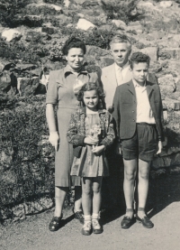 S rodiči a bratrem, asi 1956
