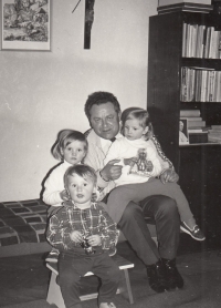 Se sourozenci a páterem Mitošinkou