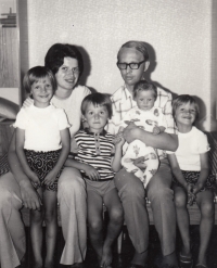 Pamětnice (stojící) se sourozenci a rodiči, 1975