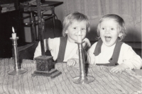 Pamětnice se sestrou, když se učily modlit